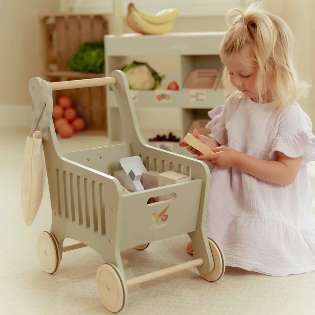 0030179 houten winkelwagen met boodschappen en clip